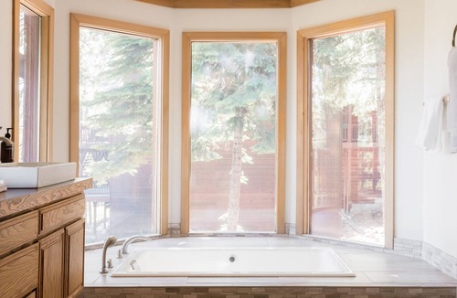 Kingswood Estates Cabin | Wildwood by AvantStay | Seclusion In The Woods w/ 3 Decks! 15mins from NrthStar!