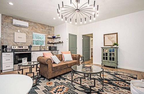Nacogdoches Cottage | Wildwood Cottage/3 blocks from downtown Nac/King Bed/WiFi/Covered Parking