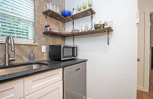 Nacogdoches Cottage | Wildwood Cottage/3 blocks from downtown Nac/King Bed/WiFi/Covered Parking
