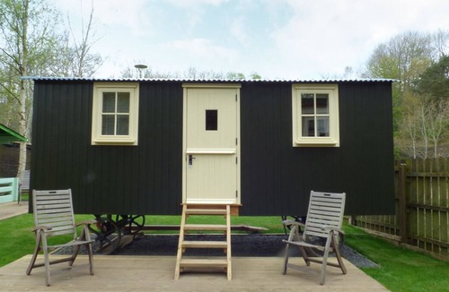 Haltwhistle Cabin | WILLIAM'S HIDE, pet friendly, with open fire in Haltwhistle