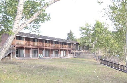 Salmon House | Williams Lake Resort