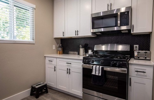 Rosewood House | Willie's Central Austin Getaway w/Jacuzzi