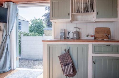 Amroth Cottage | Willow - 1 Bedroom Shepherd's Hut - Amroth
