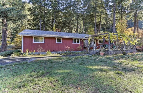 Willow Creek House | Willow Creek Hideaway with Deck, 1 Mi to River!
