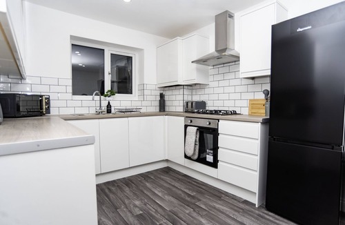 Coalbrookdale House | Willow House - Telford Centre - Parking - Sleeps 8