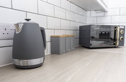 Coalbrookdale House | Willow House - Telford Centre - Parking - Sleeps 8