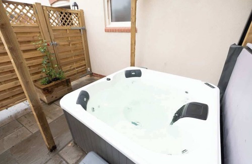 Kilham House | Willow Lodge with Hot Tub