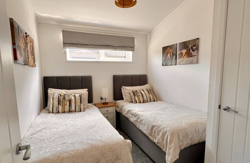 Frognall Cabin | Willow's Dog Friendly Lodge With Hot Tub