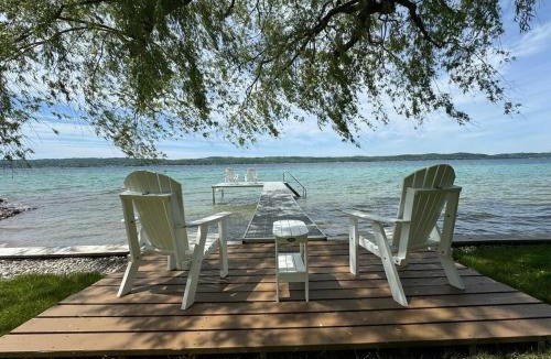 Suttons Bay House | Willow Tree Cottage: Waterfront on Suttons Bay