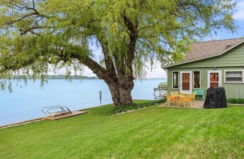 Suttons Bay House | Willow Tree Cottage: Waterfront on Suttons Bay