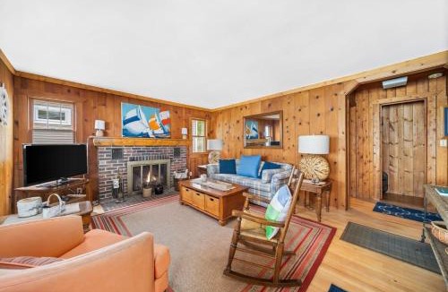 Suttons Bay House | Willow Tree Cottage: Waterfront on Suttons Bay