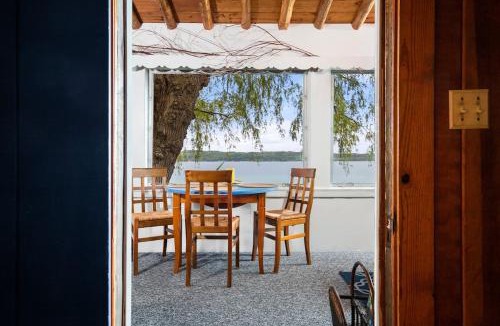 Suttons Bay House | Willow Tree Cottage: Waterfront on Suttons Bay