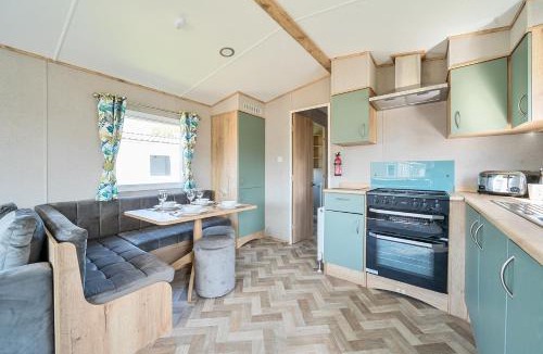 Great Houghton House | Willowbrook Hideaway - Billing Aquadrome