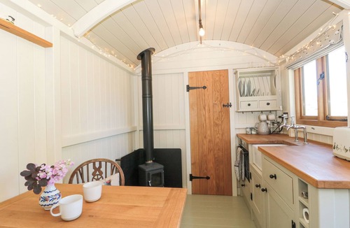 South Leigh Cottage | WILLOWDALE, pet friendly, with open fire in Witney