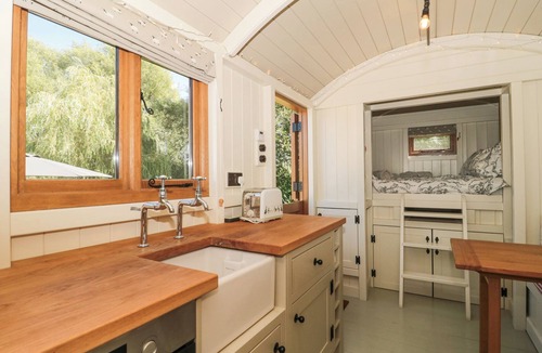 South Leigh Cottage | WILLOWDALE, pet friendly, with open fire in Witney