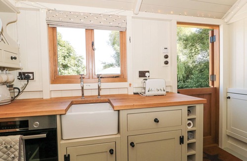 South Leigh Cottage | WILLOWDALE, pet friendly, with open fire in Witney