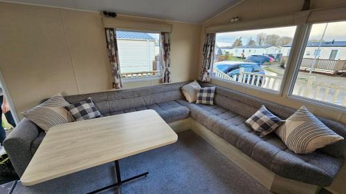 Crowle House | Willows Cosy Hideaway on 7 Lakes