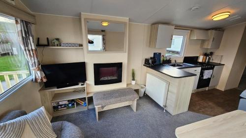 Crowle House | Willows Cosy Hideaway on 7 Lakes