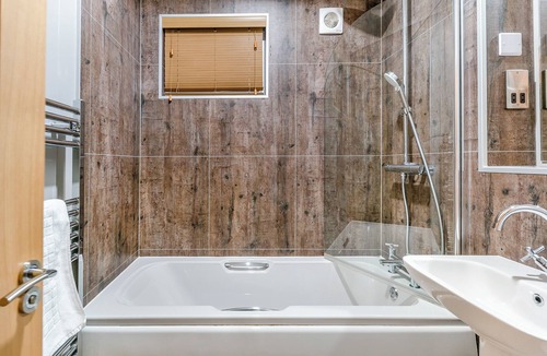 Saintbury Ski Chalet | Wilmcote Lodge Premier