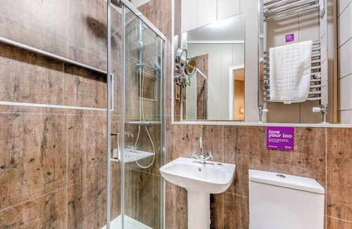 Saintbury Ski Chalet | Wilmcote Lodge Premier