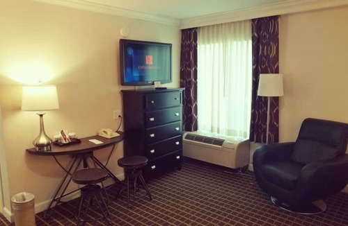 West Orange Hotel | Wilshire Grand Hotel Inviting Room w Garden View