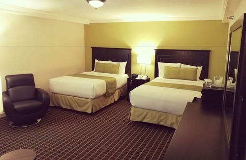 West Orange Hotel | Wilshire Grand Hotel Inviting Room w Garden View