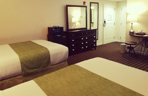 West Orange Hotel | Wilshire Grand Hotel Inviting Room w Garden View