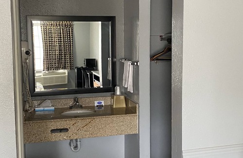 Cushing Hotel | Wilshire Inn