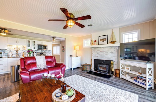 Wilson House | 'Wilson Waterfront Getaway' Near Hikes & Wineries!