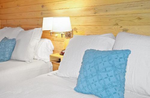Wimberley Apartment | Wimberley Log Cabins Resort and Suites- Unit 8