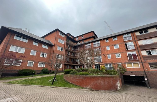 Abbey Apartment | Wimbledon 2Bed2bath Apartment with Free Parking