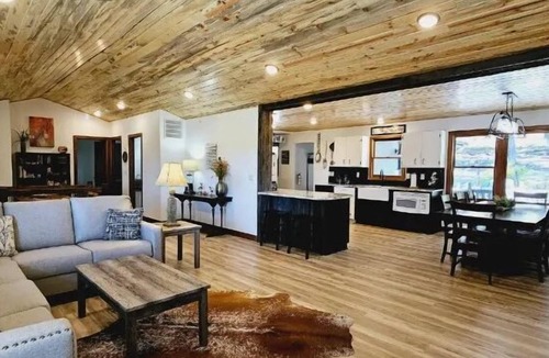 Custer House | Wind Dance Lodge w/HOT TUB Large Shop garage
