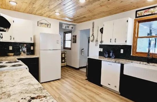 Custer House | Wind Dance Lodge w/HOT TUB Large Shop garage
