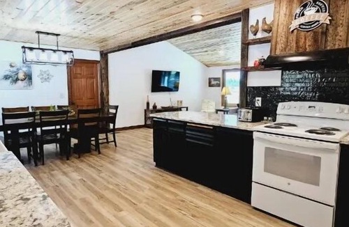 Custer House | Wind Dance Lodge w/HOT TUB Large Shop garage