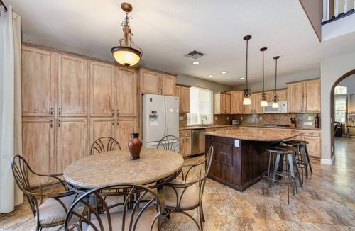 Westlake House | WIND HOUSE Luxury Next to Downtown OldTown Airport SleepTrain Arena Pool Sauna