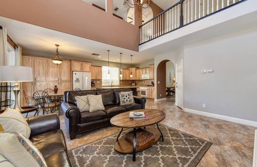 Westlake House | WIND HOUSE Luxury Next to Downtown OldTown Airport SleepTrain Arena Pool Sauna