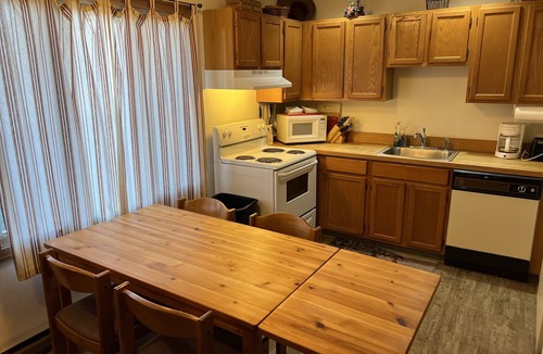 Windham House | Windham Mtn! 2BR/2B, Sleeps 6-8. Wi-Fi. Ski, Fine Dining, Hike, Antiquing, More!