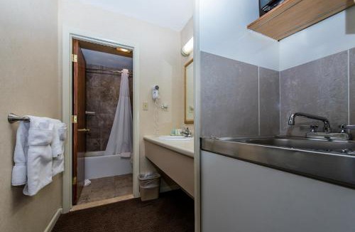 Town of Oswegatchie Hotel | Windjammer Lodge