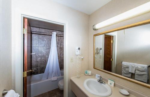 Town of Oswegatchie Hotel | Windjammer Lodge