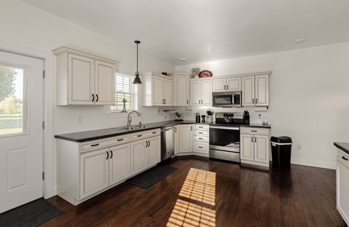 Mount Aetna House | Windmill Abode - Modern 3BR Getaway w/Fire Pit