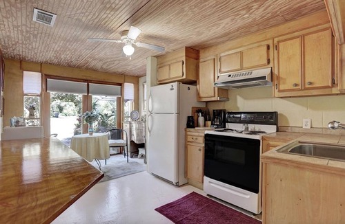 San Leon Apartment | Windmill Gardens Inn "Gallery" by Galveston Bay is a cozy tropical hideaway!