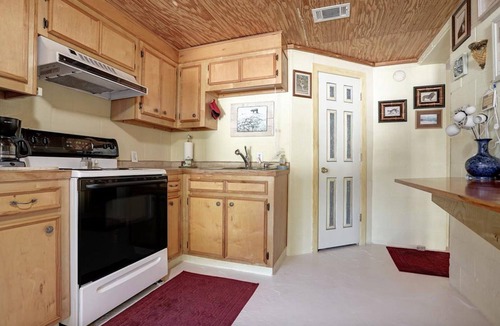 San Leon Apartment | Windmill Gardens Inn "Gallery" by Galveston Bay is a cozy tropical hideaway!