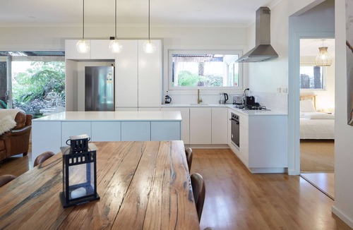 Mount Dandenong House | Windmill lodge: Private rainforest with river