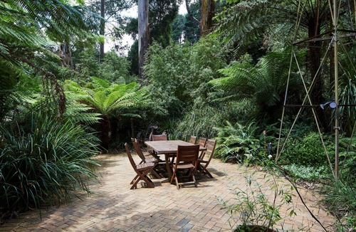 Mount Dandenong House | Windmill lodge: Private rainforest with river