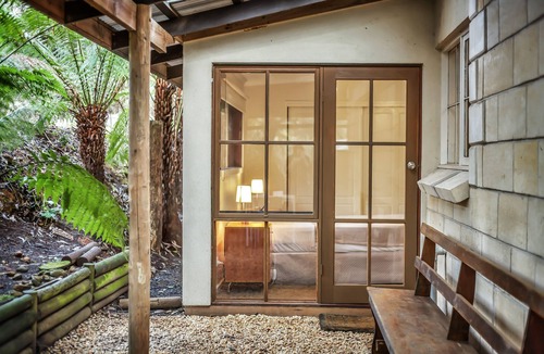 Mount Dandenong House | Windmill lodge: Private rainforest with river