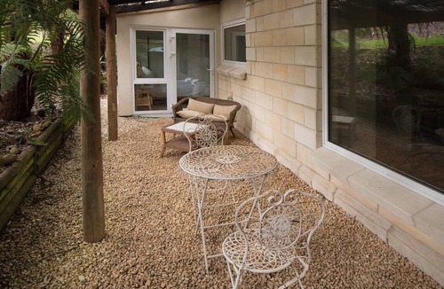 Mount Dandenong House | Windmill lodge: Private rainforest with river