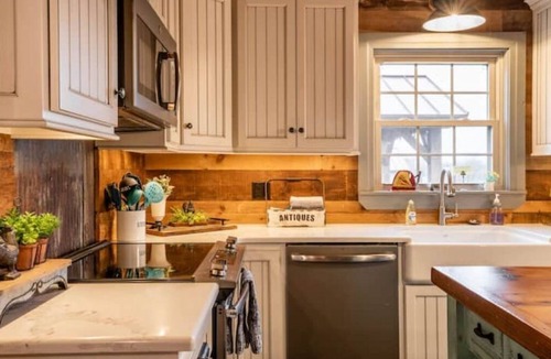 Elizabethtown House | Windmill Manor at Sunnyburn Farm