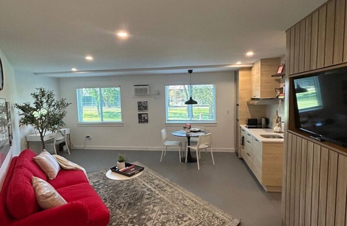 April Sound Apartment | Window to Paris Studio on Lake Conroe