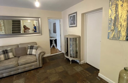 Fifield House | Windsor Cottages a minute away from Thames and Bray studios