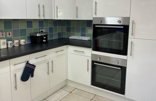 Fifield House | Windsor Cottages a minute away from Thames and Bray studios